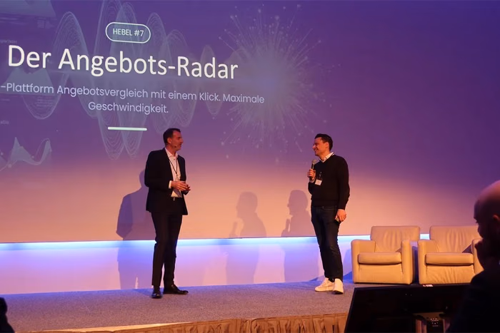 Zwei Sprecher auf der Bühne der Baufi Connect